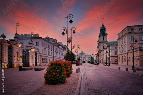 Warszawa, Krakowskie Przedmieście, piękna ulica, kwiaty, latarnie, kamienice wschód słońca