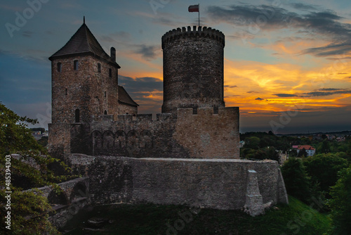 Zamek Będziński – średniowieczna warownia obronna wzniesiona w połowie XIV wieku przez Kazimierza Wielkiego w systemie tzw. Orlich Gniazd w Małopolsce, 4,5 km od granicy ze Śląskiem, na wzgórzu nad Cz