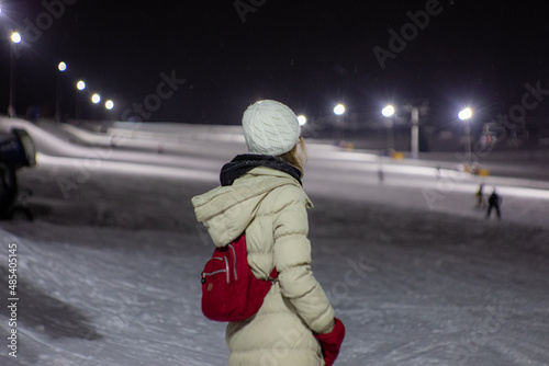 osoba obserwująca na stoku narciarskiego