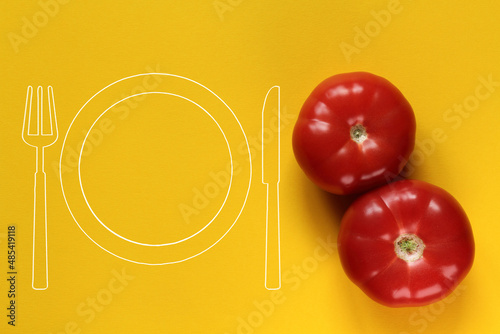 Pomidory i zastawa stołowa. Tło
