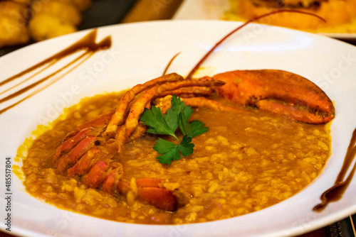 Arroz con bogavante en plato listo para comer en restaurante.