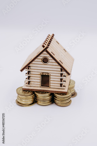 Dom stojący na monetach