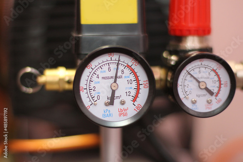 Flow regulator to reduce the pressure of the gas coming from the air compressor. gas pressure gauge in production