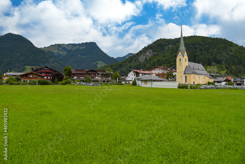 Ort Walchsee / Österreich mit Kirche und Bergen