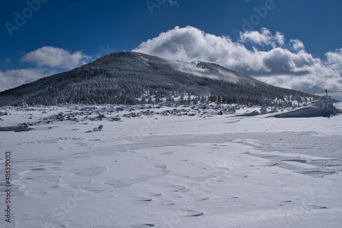 冬の八ヶ岳青空と厳冬の雪山風景
