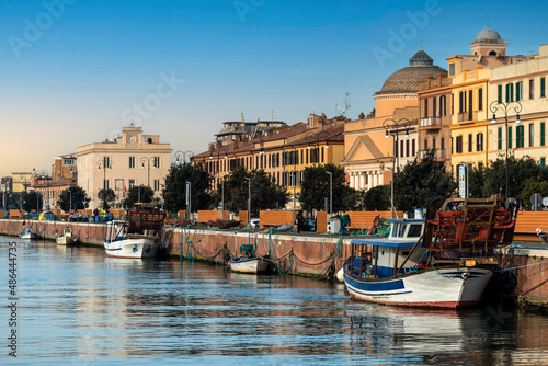 Lever du jour dans le port de Fiumicino en Italie