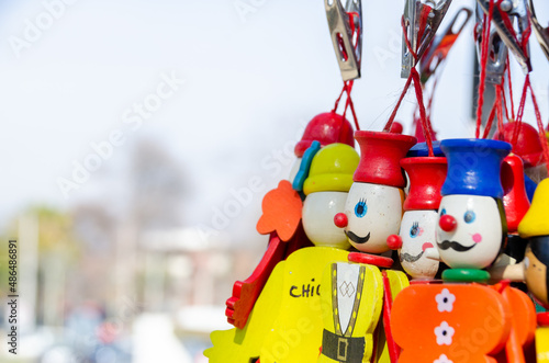 juguetes coloridos en puesto de ventas ambulante en Santiago de Chile