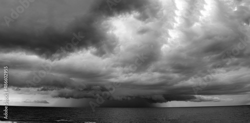 burza nad morzem czarno biała