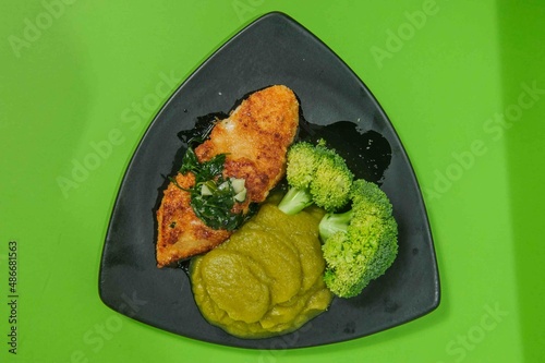 Grilled chicken brest with broccoli.