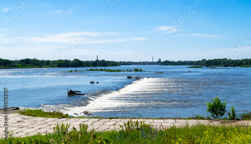 Rzeka Wisła za tamą we Włocławku.