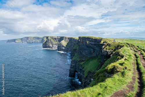Ein Wanderweg entlang der Klippen von Moher in Irland mit Blick auf die Felsenküste