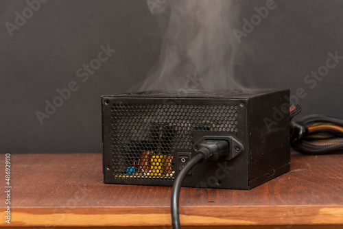 The power supply for the computer is smoking on the table. The reason for the selection in the apartment, a short circuit.