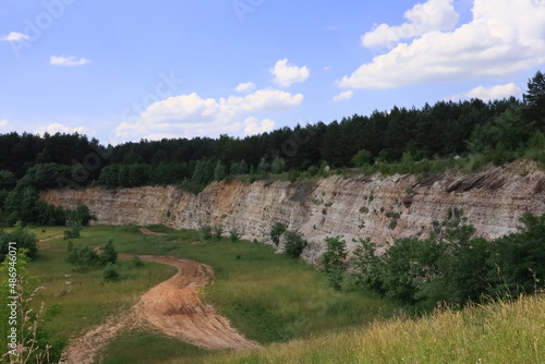 Stara, nieczynna kopalnia odkrywkowa kamienia. Old, closed open pit stone mine.