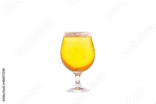 szklany kielich z piwem na białym tle