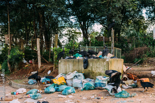 Depósito irregular de lixo na beira da estrada em Minas Gerais, Brasil