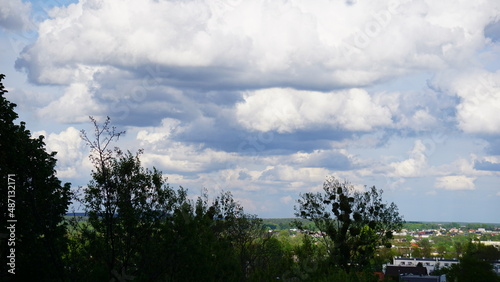 Cumulus (Cu), chmura kłębiasta – oddzielna, nieprzezroczysta, zwykle biała chmura złożona z kropel wody. Jej górna część (z wyjątkiem gatunku Cumulus fractus) ma kształt kopulasty lub kalafiorowaty. 