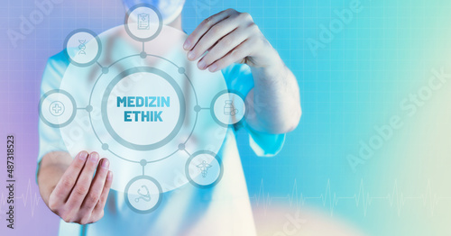 Medizinethik. Medizin in der Zukunft. Arzt hält virtuelles Interface mit Text und Icons im Kreis.