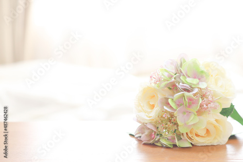 テーブルに置かれた花束 ブライダルイメージ