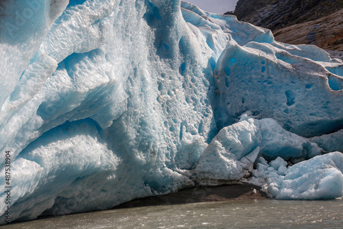 Die Eismassen der Gletscherzunge des Svartisen Gletscher