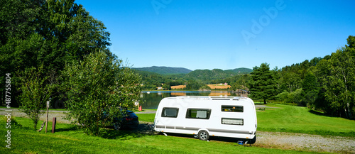 Camping Urlaubsreise mit Wohnwagen und Wohnmobil nach Skandinavien in die Natur mit Bergen und Seen