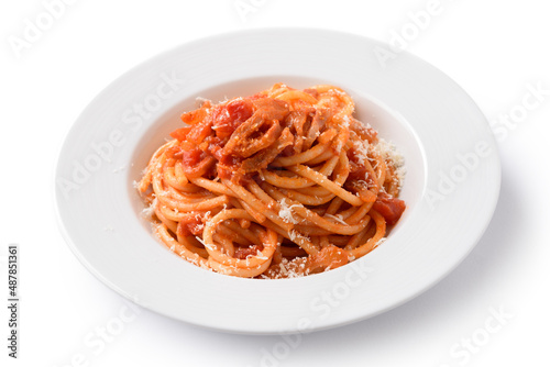 Piatto di deliziosi bucatini all'amatriciana, ricetta di pasta tradizionale della cucina Romana con guanciale e pomodoro, Cibo Italiano 