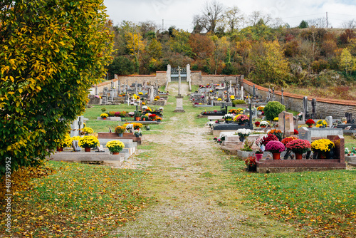 Un cimetière fleuri pour la Toussaint. Un cimetière et des tombes fleuries pendant l'automne. Une allée dans un cimetière en France