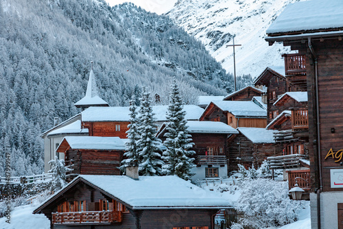 Grimentz, village de montagne en hiver dans les Alpes valaisannes, Suisse