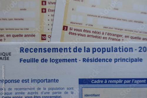 Questionnaires du recensement de la population à remplir: feuille de logement et bulletin individuel