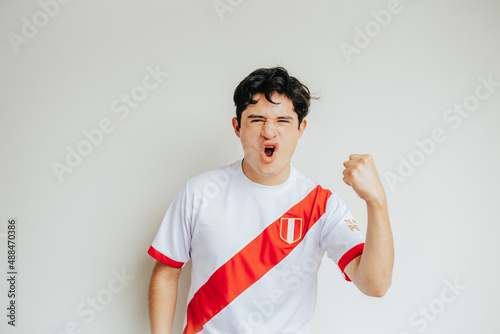 Celebración de un fan peruano con mucha emoción