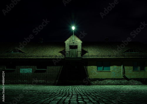 stary wojskowy barak ceglany w nocy