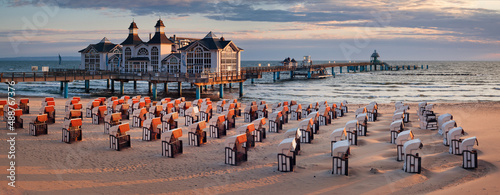 Meklemburgia-Pomorze Przednie, Wyspa Rugia, Sellin molo, morze, piaszczysta plaża i kosze plażowe