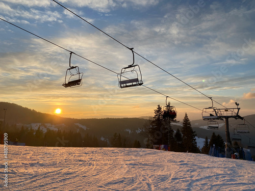 wyciąg krzesełkowy, stok narciarski, wyciąg krzesełkowy zimą / chair lift, ski slope, chair lift in winter