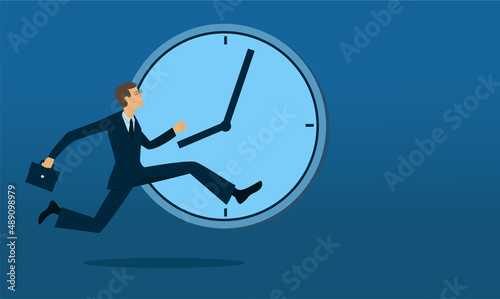 un homme d'affaires pressé court. son rythme de vie est intense. Une horloge est en arrière plan. Son temps est précieux.