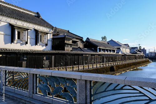 川沿いに建つ伝統的な日本家屋