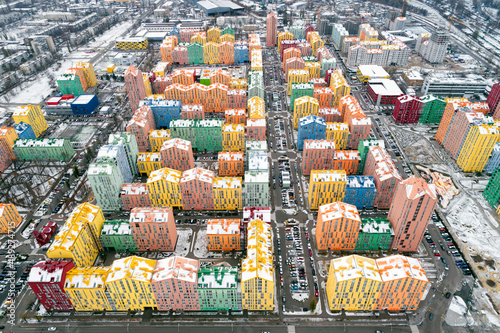Ukraina, Kijów, nowoczesne osiedle mieszkaniowe Comfort Town, kolorowe domy, bloki