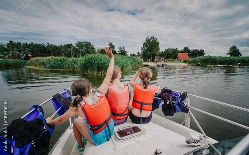 Wypoczynek nad jeziorem w gronie przyjaciół