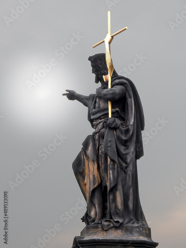 Escultura de piedra San Juan Bautista en Puente de Carlos en Praga