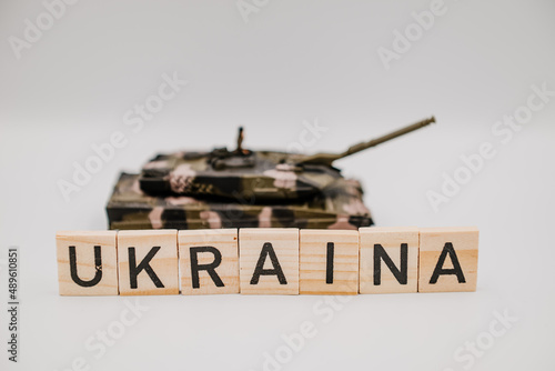 Ukraina i czołg za napisem