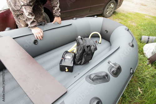 Pumps up an inflatable boat with electric air pump before use