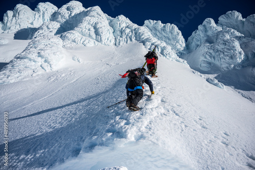 Mountaineers ascend Hogsback on Mount Hood