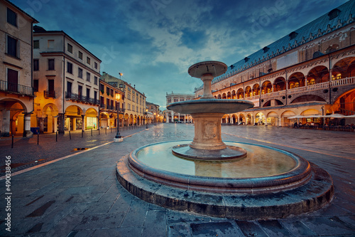 Włochy, Padwa, rynek, fontanna di Piazza delle Erbe, Palazzo della Ragione nocą