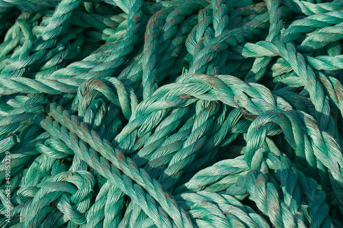Un amas de cordes synthetiques en nylon bleu vert vu en gros plan