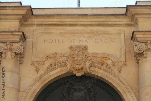 Inscription "Hôtel de Matignon" au dessus de la porte d'entrée du palais de résidence officielle du Premier Ministre français, rue de Varenne à Paris, avec un mascaron (France)