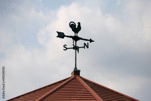 屋根の上の風見鶏