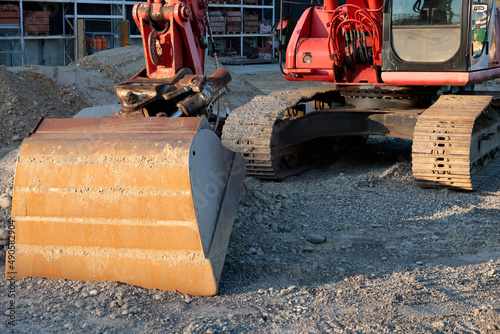 raupenfahrzeug auf baustelle roter bagger