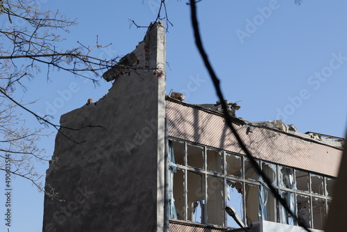 Rozwalone budynki mieszkalne w mieście spowodowane wybuchem bomby w czasie wojny. 