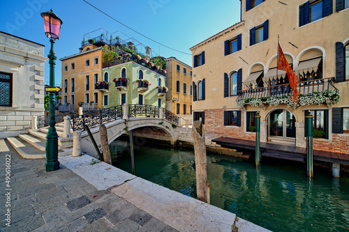 Włochy, Wenecja, mały kanał, bez ludzi, wenecka flaga, woda, kolorowe domy