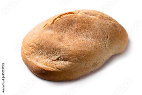 Pita, tipico pane greco isolato su fondo bianco 