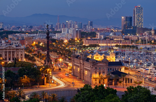 Barcelona nocą marina stary Port Vell pomnik Krzysztofa Kolumba, jachty, statki i ulica Passeig de Colom