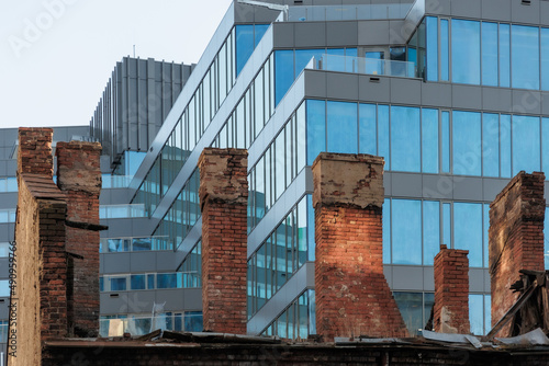 Dwa pokolenia, stare i nowe w architekturze. Ruina i nowoczesność 